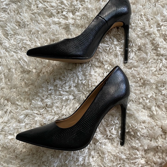 Black heeled shoes. Animal print exterior. High stiletto heel. Pointed toe. - Picture 1 of 7